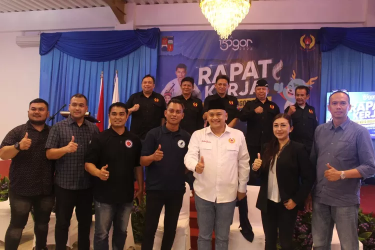 Akrab: Ketua Umum KONI Kota Bogor, Benninu Aergoebie berfoto bersama enam Ketua Cabor yang baru bergabung dalam keanggotaan KONI Kota Bogor, seusai pengesahan di Brahma Varuna Ballroom, belum lama ini.  (KONI Kota Bogor)