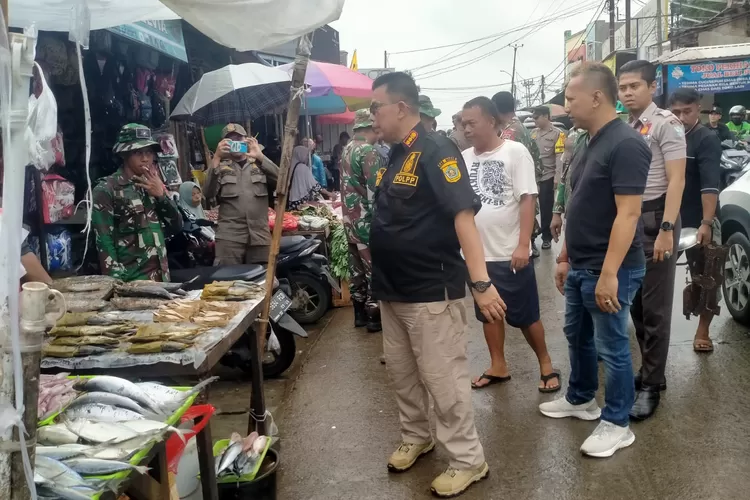 PKL yang berjualan di bahu jalan H Nawi, Parung, Kabupaten Bogor, ditertibkan petugas gabungan (Mulya/Metropolitan)