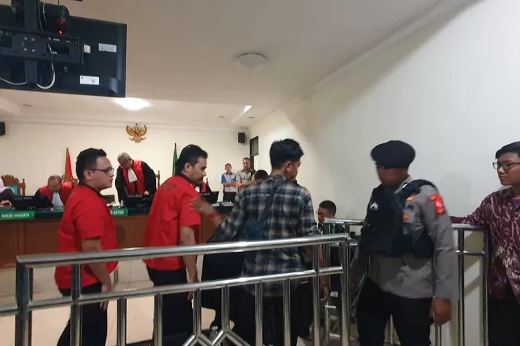 Sidang Perdana Polisi Tembak Polisi, Dua Terdakwa Dijerat Pasal ...