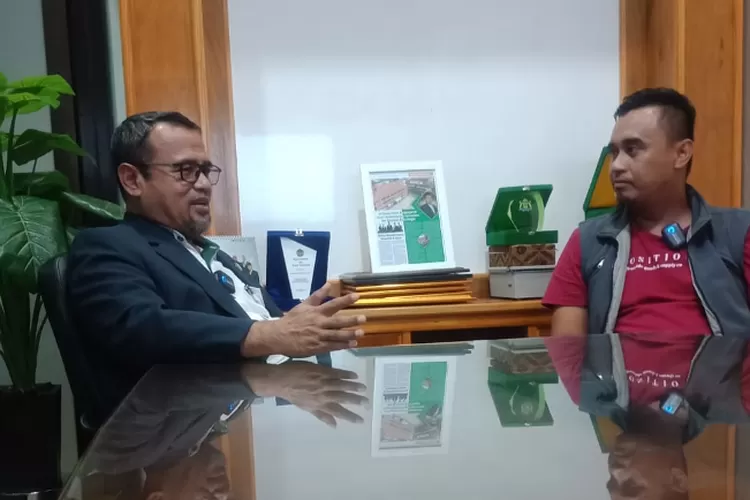 Rektor UIKA Bogor Prof Endin Mujahidin saat ngobrol santai bareng GM Harian Metropolitan Rama Irawan (Metropolitan.id)