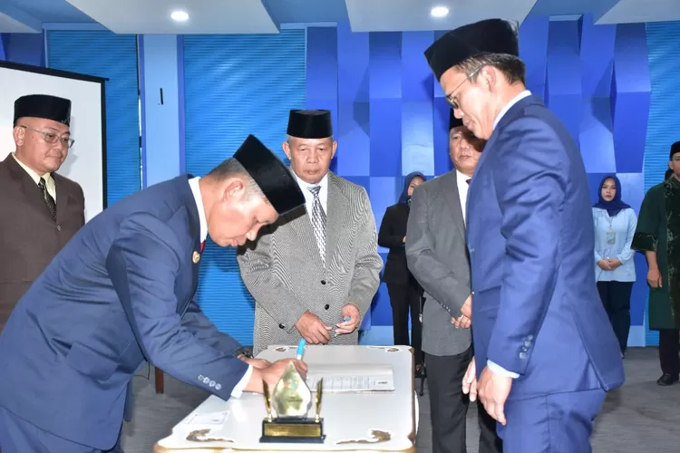 Pj Bupati Bogor Asmawa Tosepu melantik Tedy Kurniawan menjadi Dirut Perumda Tirta Kahuripan yang baru.  (Foto: Devina)