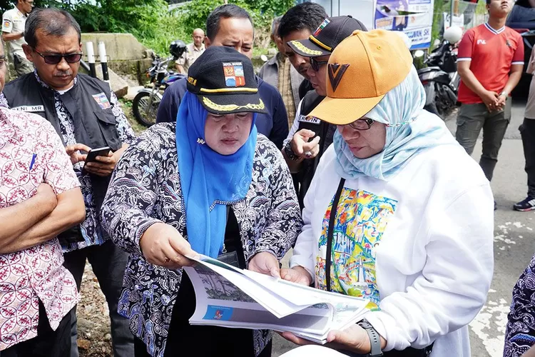 Sekda Kota Bogor Syarifah Sofiah meninjau lokasi pembangunan rusun dan hutan kota di BNR (Pemkot Bogor)