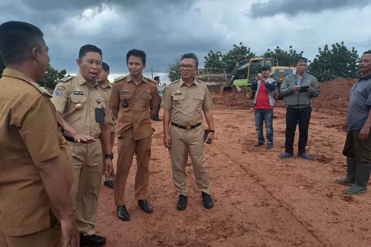 Pj Bupati Bogor Asmawa Tosepu pastikan kantung parkir di Parungpanjang dapat beroperasi pada akhir Januari. (Foto: Diskominfo)