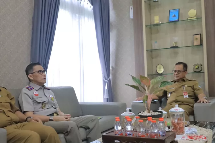 Pj Wali Kota Gani Muhamad menerima sertifikat aset Pemerintah Kota Bekasi (Pemkot Bekasi)