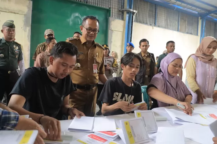 Pj Wali Kota Bekasi Raden Gani Muhamad meninjau kotak suara di gudang KPU. (Pemkot Bekasi)