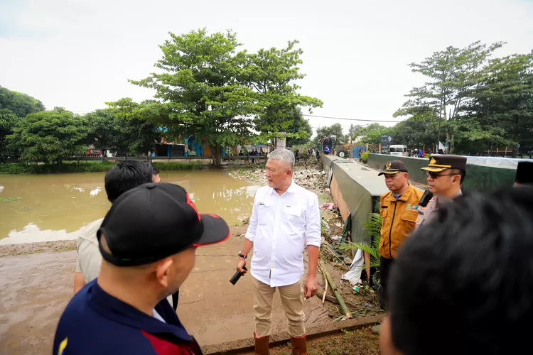 Penjabat Wali Kota Bandung, Bambang Tirtoyuliono meninjau lokasi banjir bandang di kawasan Braga Kota Bandung, Jumat 12 Januari 2024. (Pemkot Bandung)