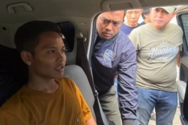 Pemuda berinisial AWK itu diciduk tim Siber Polda Jawa Timur dan Bareskrim Polri di Jember pada Sabtu (13/1/2024). (Dok Polda Jatim)