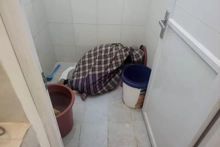 Masyarakat Desa Cikeas Udik Kecamatan Gunungputri digegerkan dengan penemuan jasad seorang pria yang tewas di dalam kamar mandi degan kondisi kepala terikat lakban. (Foto: Devina)