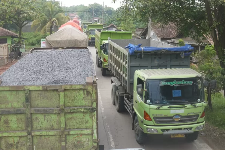 Ilustrasi jalan khusus tambang di Bogor (Mulya/Metropolitan)