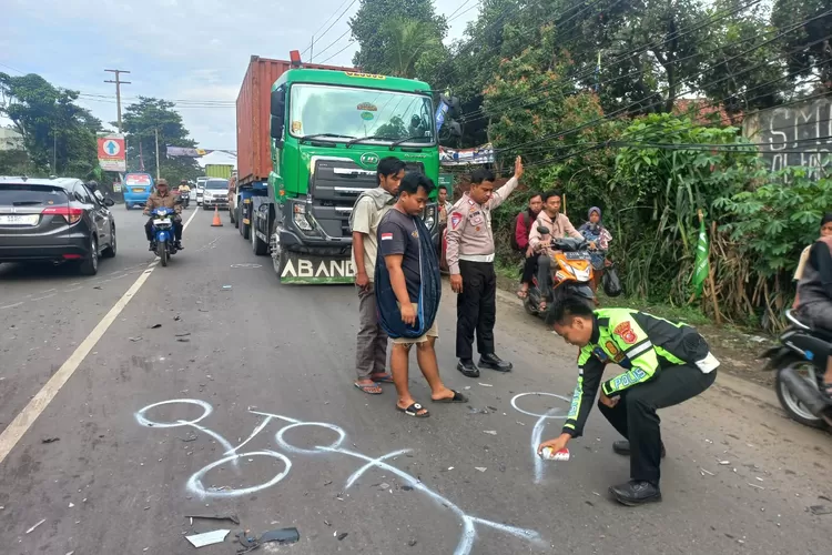 Petugas kepolisian dari Satlantas Polres Bogor sedang melakukan olah TKP kecelakaan yang menewaskan seorang pengedara motor. (Foto: Devina)