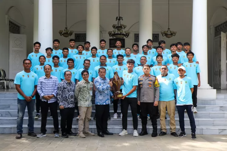 Pj Bupati Purwakarta Benni Irwan lepas tim Piala Soeratin U17 Persipo. (Diskominfo Purwakarta)