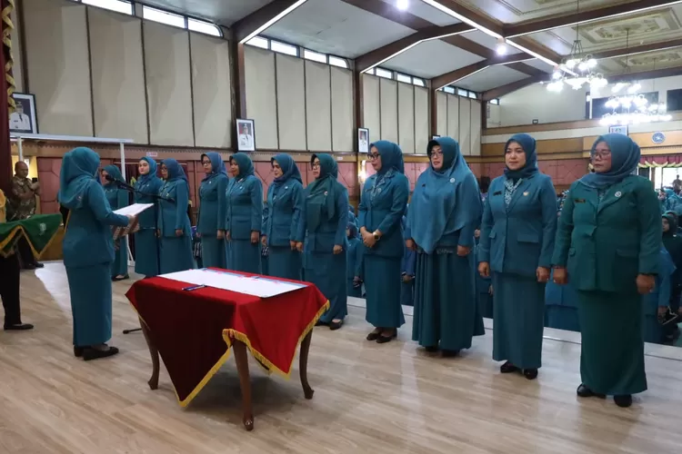 Pj Ketua TP PKK Kota Bekasi Yolla Kusuma Gani mengukuhkan Bunda Literasi tingkat kecamatan dan kelurahan se-Kota Bekasi (Pemkot Bekasi)