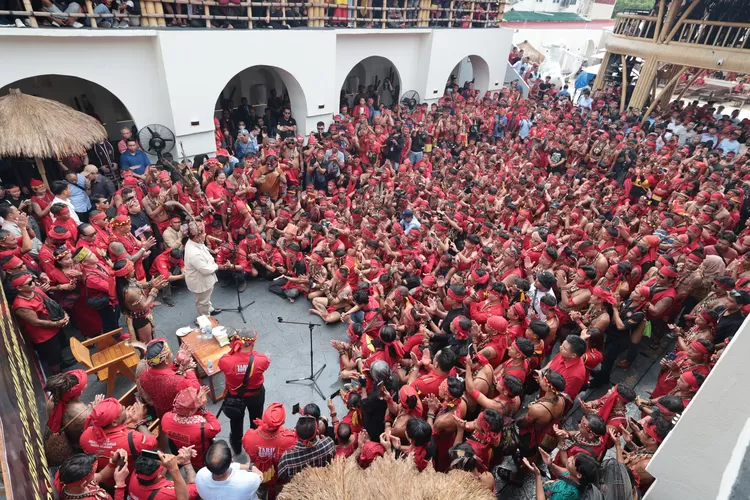 Capres nomor urut 02 Prabowo Subianto bersama masyarakat Dayak. (TKN)