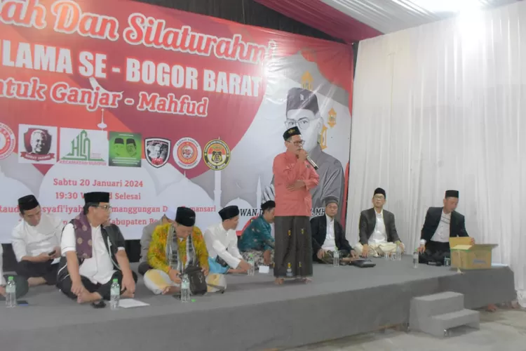 Allim ulama dan masyarakat se-Bogor barat berdoa bersama dan mendukung pasangan Capres Ganjar Pranowo dan Mahfud MD. (Foto: Mulya Diva)