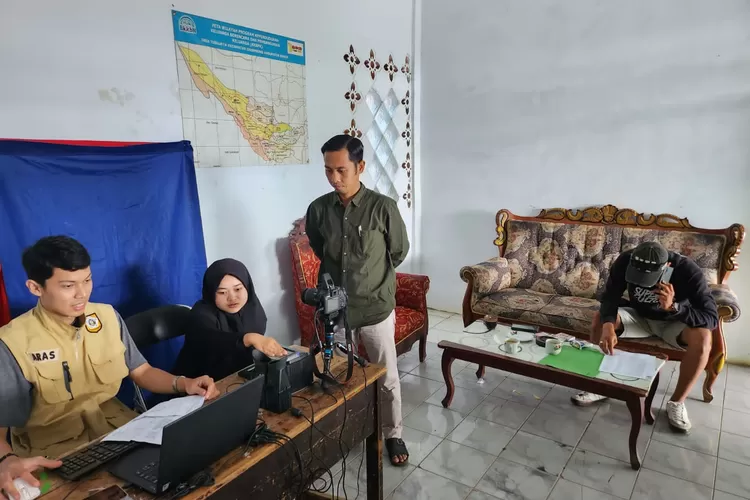 Kades Tugu Jaya M Rifky Abdilah saat meninjau perekaman e-KTP untuk calon pemilih pemula. (Foto: Anto)