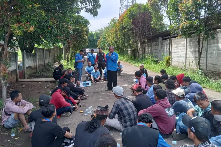Belasan orang karyawan PT GMM di Desa Curug Kecamatan Gunungsindur melakukan aksi unjukrasa pasca di PHK. (Foto: Nasir)