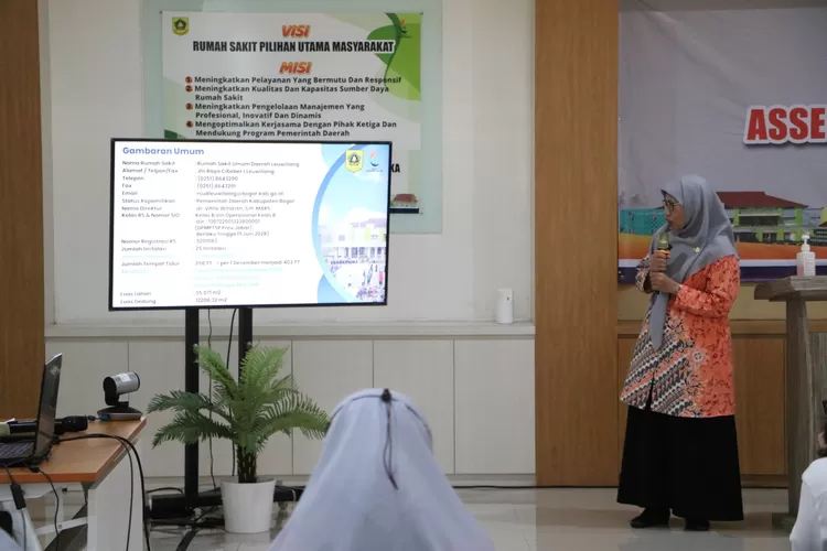 Direktur RSUD Leuwiliang dr Vitrie saat memaparkan visi dan misi RSUD Leuwiliang yang kini menjadi rumah sakit pendidikan. (Foto: Dok RSUD Leuwilang)