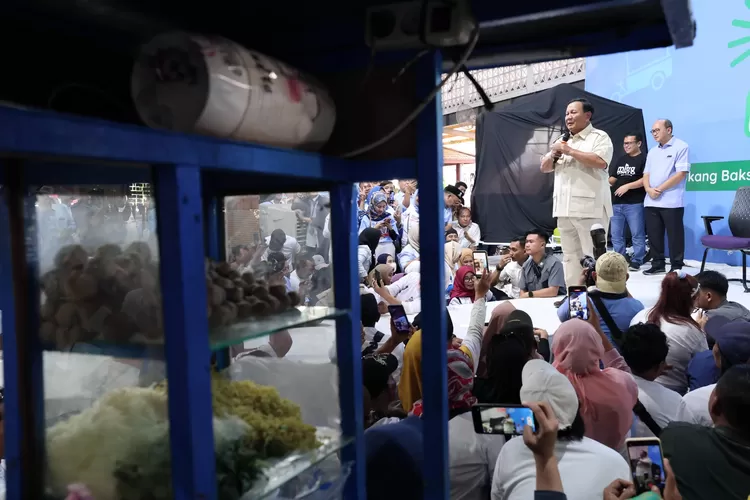 Capres Prabowo Subianto bersama para pedagang bakso di Bekasi (TKN)