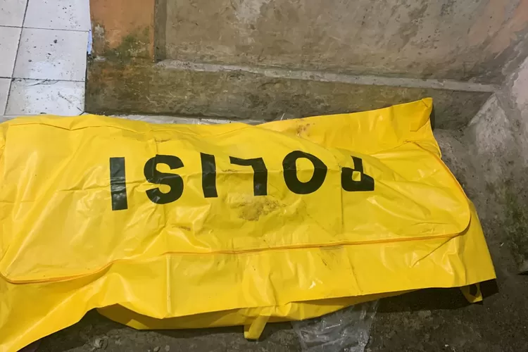 Warga Gg H Amin Keurahan Pasir Muya digegerkan dengan penemuan mayat laki-laki yang diduga meninggal dengan keadaan mabuk. (Foto: Faris)