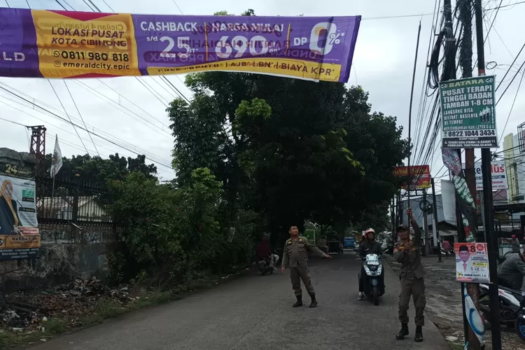 Puluhan spanduk tak berizin ditertibkan petugas Satpol PP Kecamatan Bojonggede karena membahayakan pengedara yang melintas. (Foto: Khaerudin)