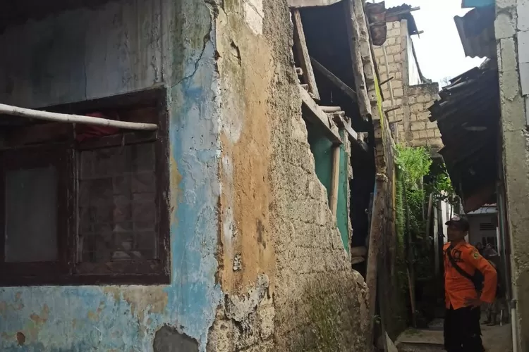 Salah satu rumah warga di Kecamatan Ciampea nyaris ambruk usai diterjang angin kecang beberapa waktu lalu. (Foto: BPBD Kabupaten Bogor)