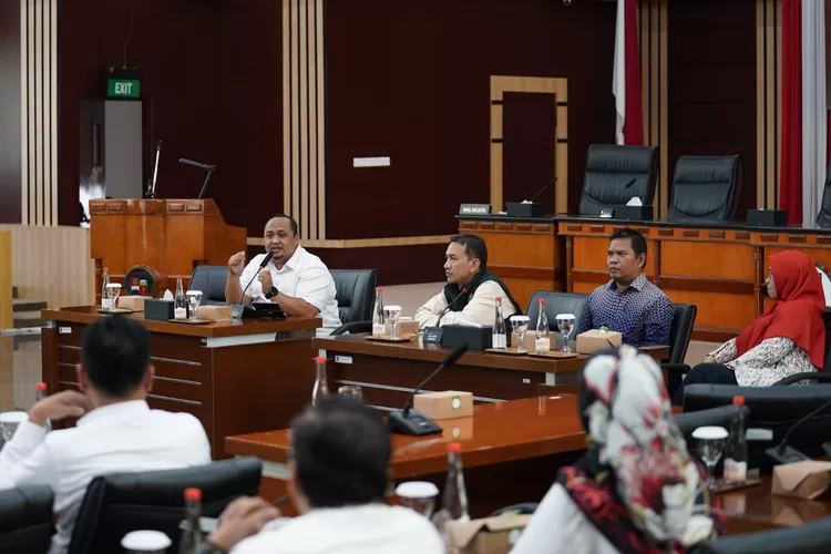Ketua DPRD Kota Bogor Atang Trisnanto bersama guru PPPK (DPRD Kota Bogor)