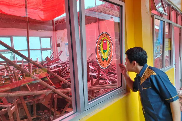 Ketua Komisi III DPRD Kota Bogor, Zenal Abidin meninjau lokasi bangunan ambruk di SDN Polisi 1 Bogor. 