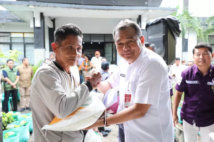 Pj Bupati Purwakarta Benni Irwan menyerahkan bantuan pangan pemerintah (Diskominfo Kabupaten Purwakarta)