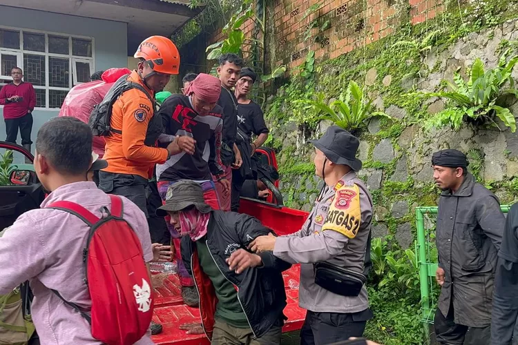 Petugas gabungan saat melakukan evakuasi kepada 13 orang pendaki yang sempat tersesat dan hilang di Gunung Gede Pangrango. (Foto: Devina)