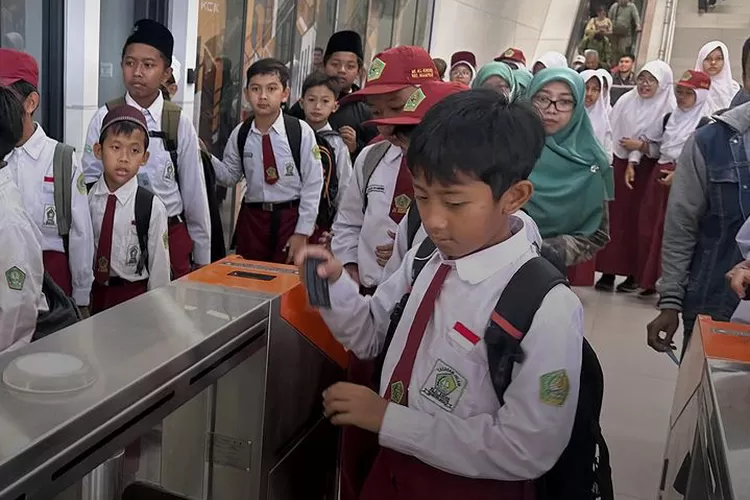 Siswa SD saat mengantre naik kereta cepat Whoosh. Mulai 3 Februari 2024 mendatang, PT KCIC memberlakukan tarif dinamis. Naik kereta cepat Whoosh paling murah Rp150 ribu.   (Dok Instagram @keretacepat_id)