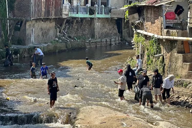 TPN Ganjar Mahfud 'Merumput' Sambil Bebersih Sungai Cikapundung (TPM Ganjar Mahfud)