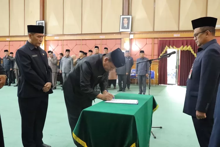 Pj Wali Kota Bekasi Gani Muhamad melantik dan mengambil sumpah janji Pejabat dan PNS baru. (Pemkot Bekasi)