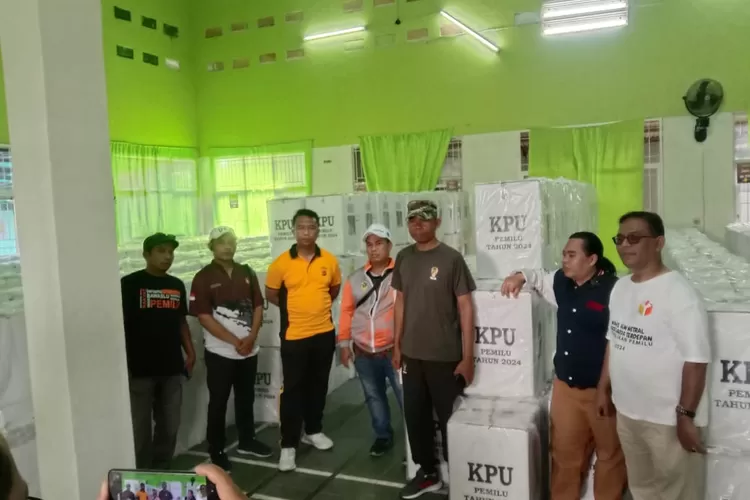 Kepala Dinas Kependudukan dan Catatan Sipil (Kadisdukcapil) Kabupaten Bogor Hadi Jana, meninjau dan memonitoring persiapan Pemilu 2024, di wilayah Kecamatan Cijeruk  (Anto/Metropolitan.id)