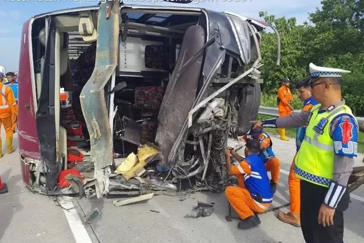 Bus Rombongan Kader Hanura Kecelakaan Di Tol Solo - Ngawi, 3 Orang ...