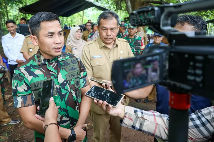 Komandan Kodim (Dandim) 0619 Purwakarta, Letkol Arm Andi Achmad Afandi bersama Pj Bupati Purwakarta Benni Irwan. (Diskominfo Purwakarta)