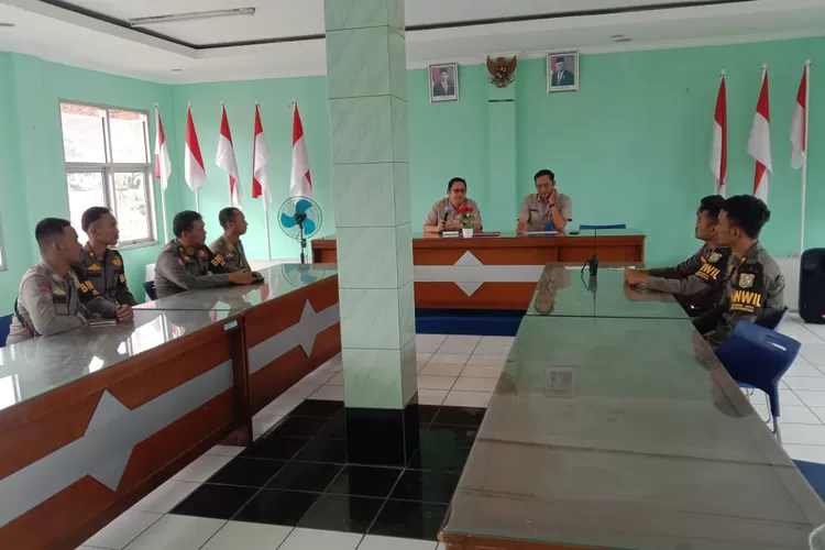 Camat Cigombong memberikan arahan kepada Satpol PP terkait keamanan Pemilu 2024 (Anto/Metropolitan)