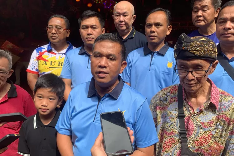 Prajurit TNI AU Lanud Atang Sendjaja (ATS) menggear aksi bersih-bersih di Vihara Dhanagun dan Vihara Vajrabodhi Kota Bogor jelang perayaan Imlek 2024. (Foto: Rival)