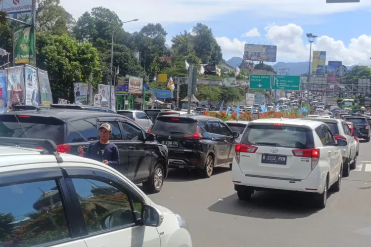 Libur Nataru 2025-2026, Motor hingga Mobil Berpotensi Kena Ganjil Genap di Jalur Puncak. (Foto: Rival)