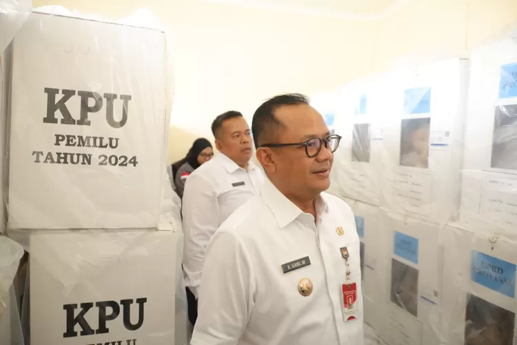 Pj Wali Kota Bekasi Gani Muhamad mengecek kesiapan Pemilu 2024 di 3 kecamatan (Pemkot Bekasi)