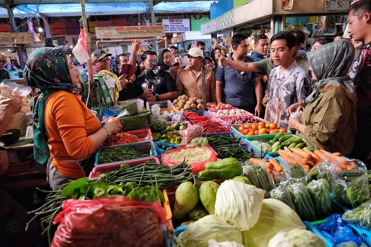 Cawapres 02 Gibran Rakabuming Raka di Pasar Cihapit Bandung (TKN)