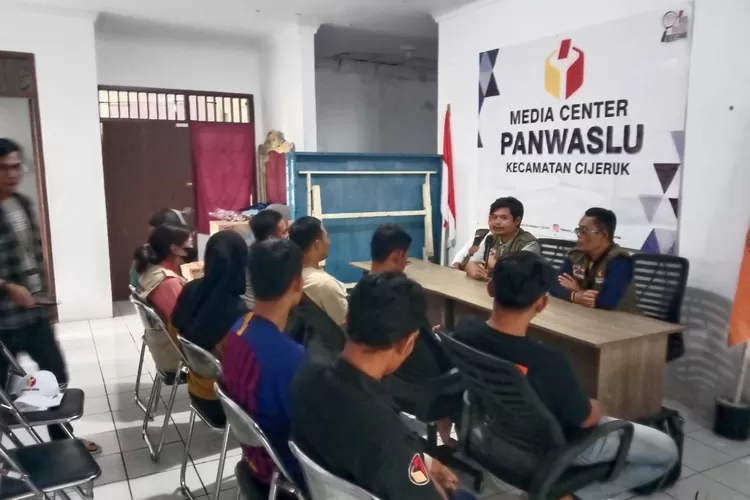 Panwascam Cijeruk, Kabupaten Bogor, terus memantapkan kinerja dengan melaksanakan rapat kordinasi dan pemantapan menjelang Pemilu 2024 (Anto/Metropolitan.id)