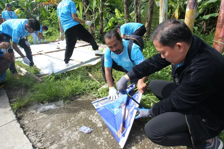 Founder Rayendra Center, Raendi Rayendra mencabut APK Peserta Pemilu 2024. Rencananya, APK ini akan didaur ulang menjadi barang kreasi. 