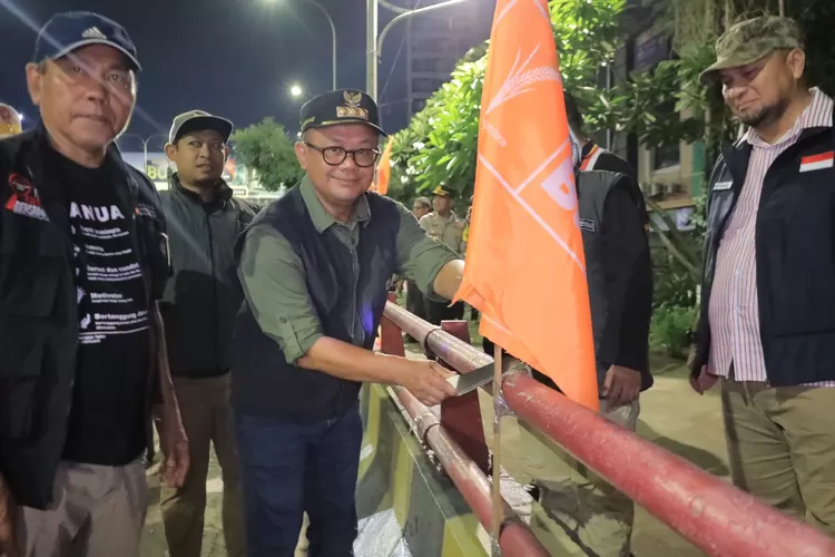 Pj Wali Kota Bekasi Gani Muhamad turun langsung menertibkan APK Pemilu 2024 pada Masa Tenang bersama petugas gabungan. (Pemkot Bekasi)