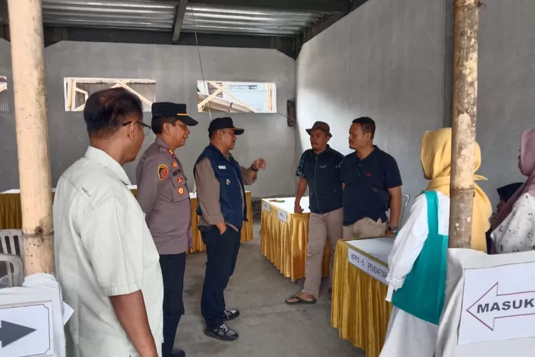 Cek kesiapan Pemilu 2024, Camat dan Kapolsek Caringin, Kabupaten Bogor, memastikan TPS siap gelar Pemilu 2024 (Anto/Metropolitan)