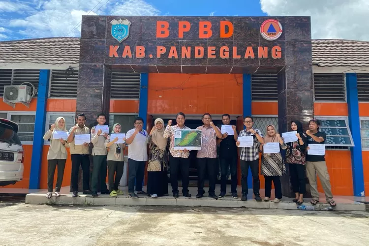 Tim pengabdi FMIPA UI bareng BPBD Pandeglang (dok pribadi)