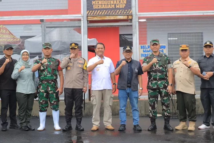 Pj Wali Kota Bekasi Gani Muhamad bersama Forkopimda tinjau Pemilu 2024 di Lapas Bulak Kapal (Pemkot Bekasi)