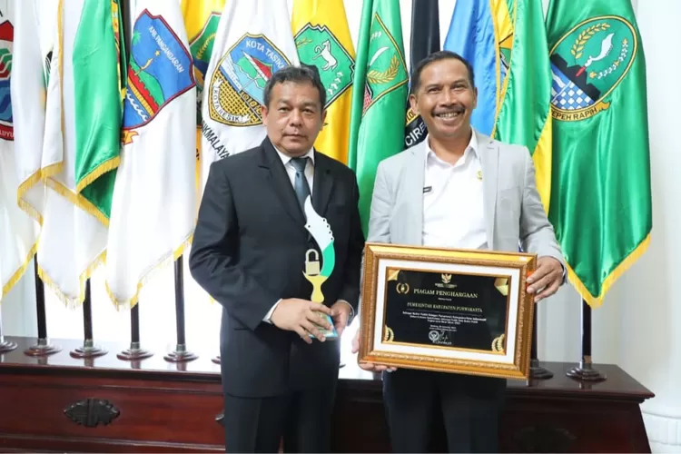 Pj Bupati Purwakarta Benni Irwan bersama kepala Diskominfo Purwakarta menerima penghargaan (Diskominfo Purwakarta)