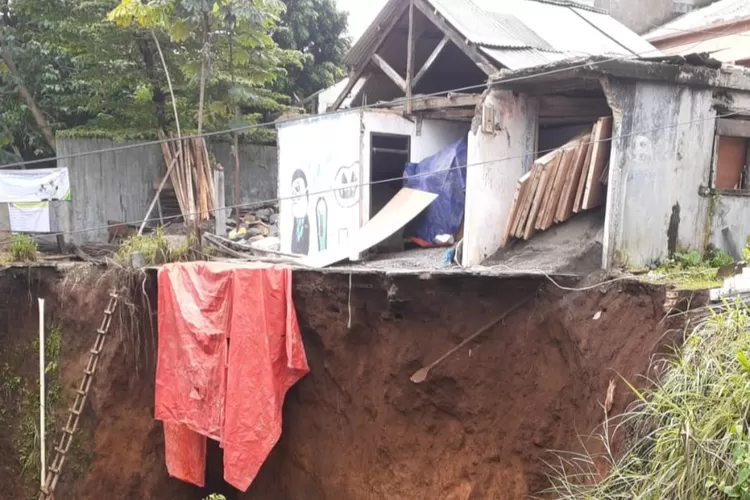 Kondisi proyek TPT di RT 02/04, Kelurahan Muarasari, Kecamatan Bogor Selatan, Kota Bogor mengalami longsor. Akibat kejadian ini, dua orang pekerja tertimbun longsor. 