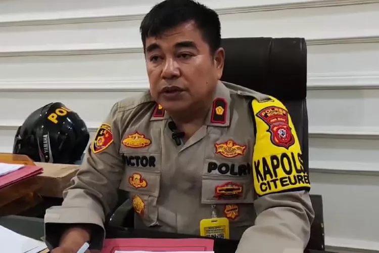 Kapolsek Citeureup Victor Hamonangan menyebutkan duit pasutri raib Rp30 juta di dalam mobilnya saat terparkir di Pasar Citeureup. (Foto: Devina)