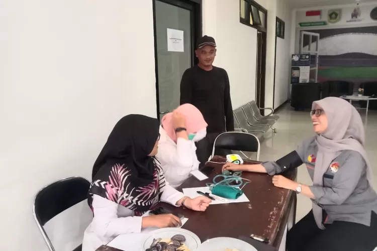 Tim medis puskesmas Kecamatan Cijeruk periksa kesehatan petugas Pemilu 2024 (Anto/Metropolitan.id)